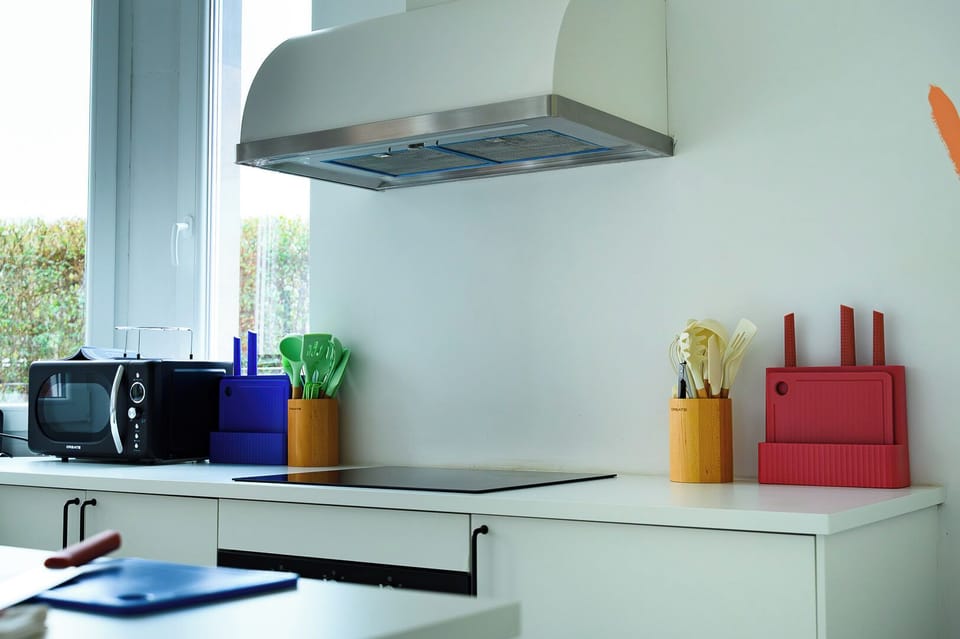 Full-size fridge, oven, stovetop, dishwasher