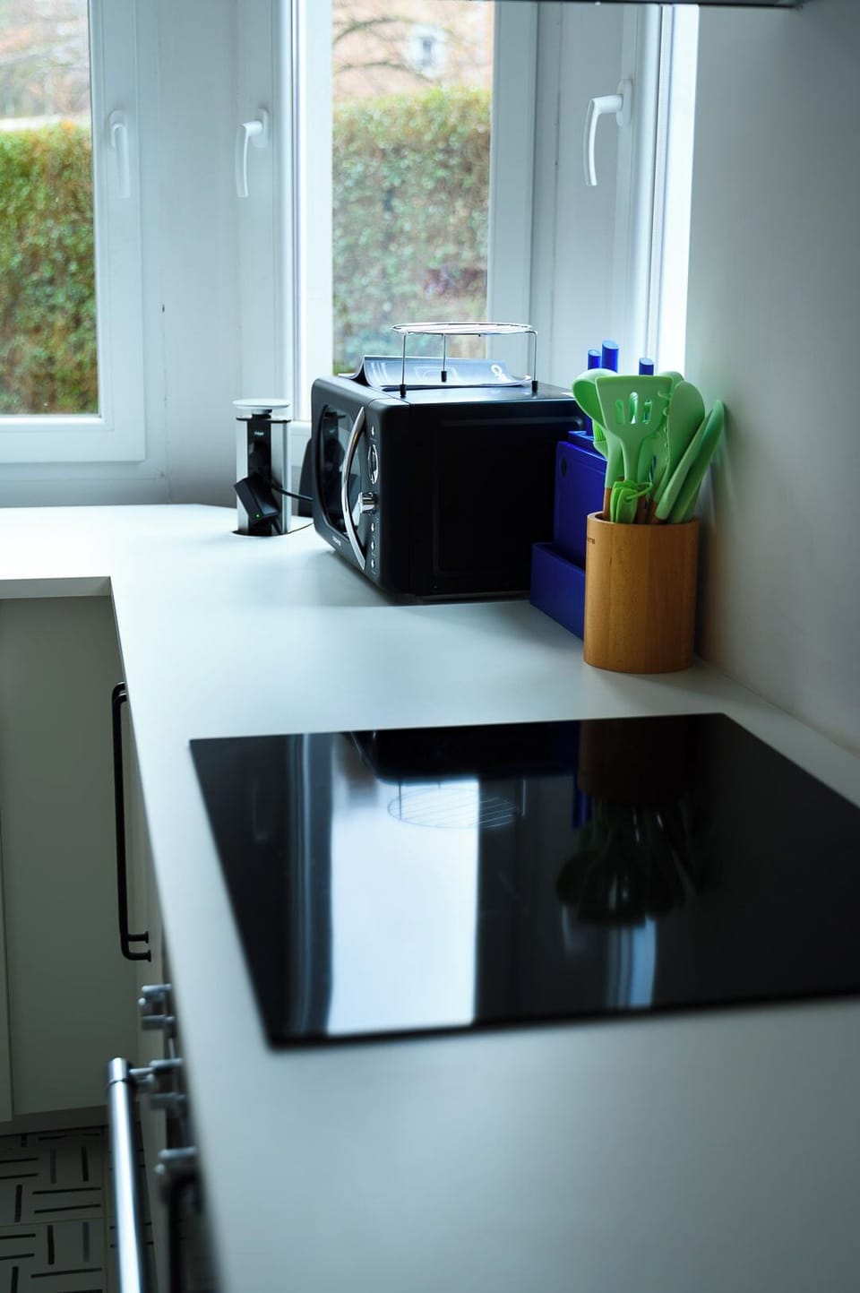 Full-size fridge, oven, stovetop, dishwasher
