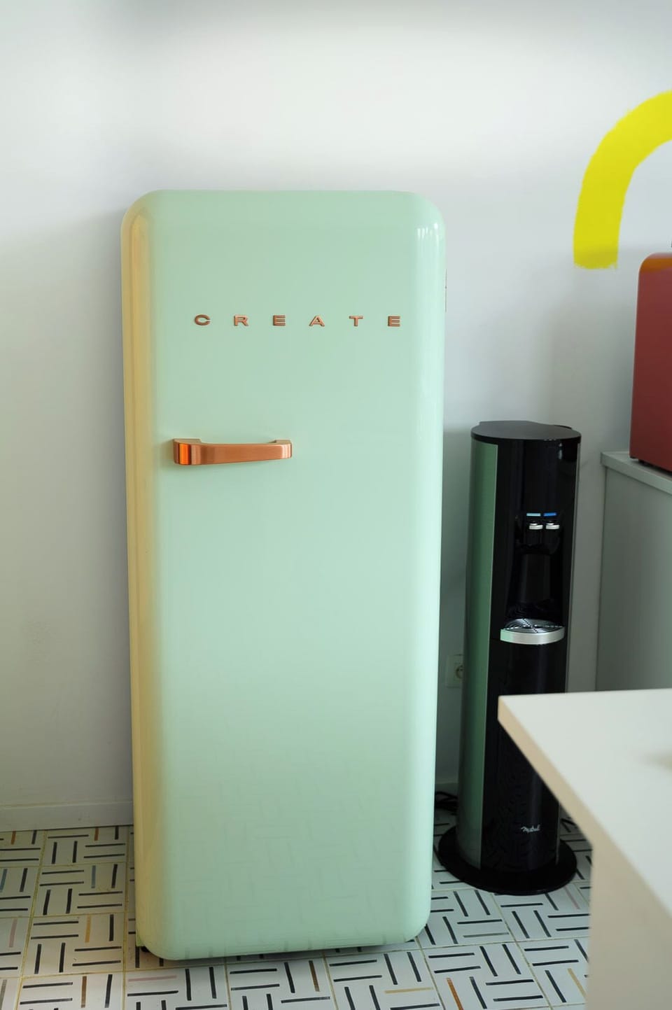 Full-size fridge, oven, stovetop, dishwasher