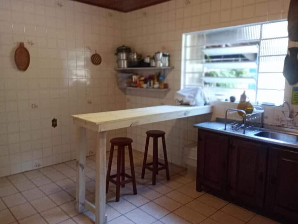 Full-size fridge, microwave, oven, dishwasher