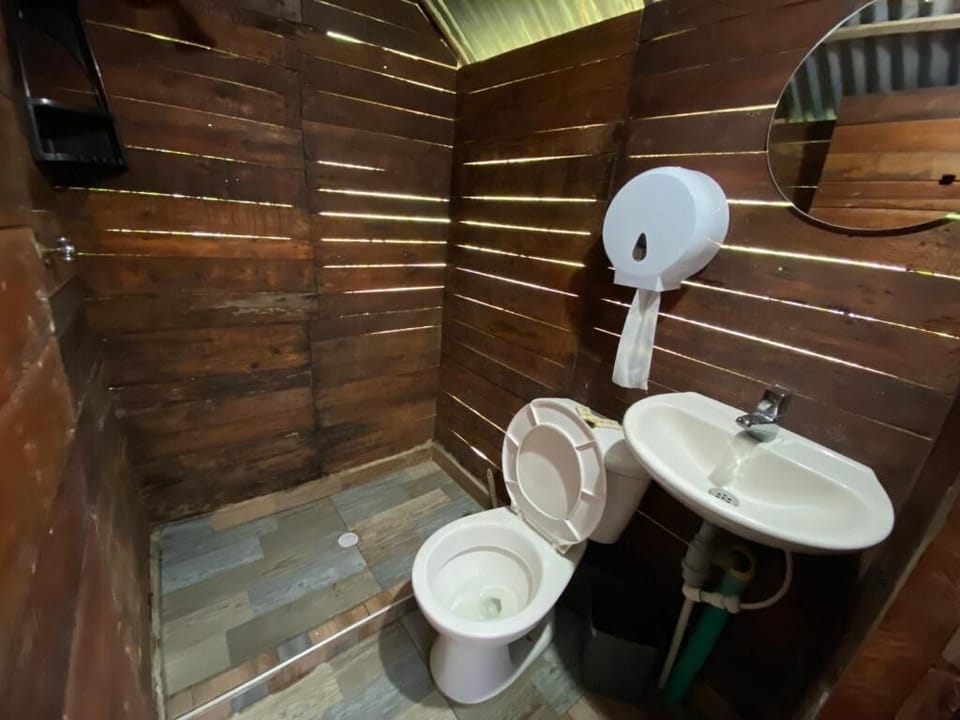 Chalet, Garden View | Bathroom | Combined shower/tub