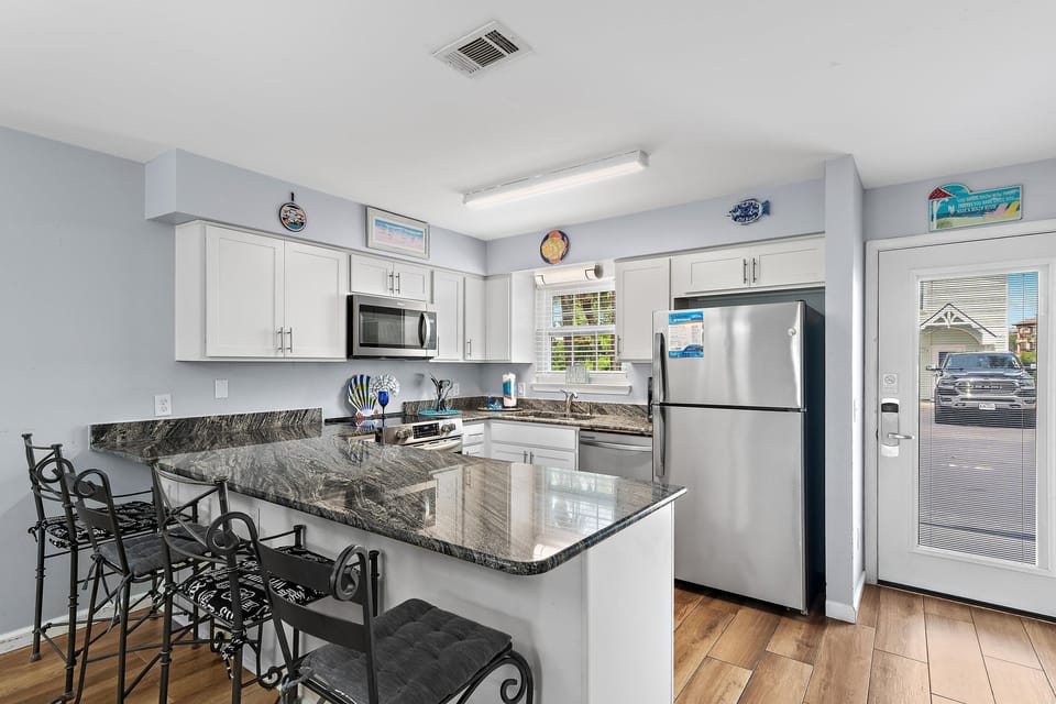 House, Multiple Beds (Summer Lake 23) | Private kitchen
