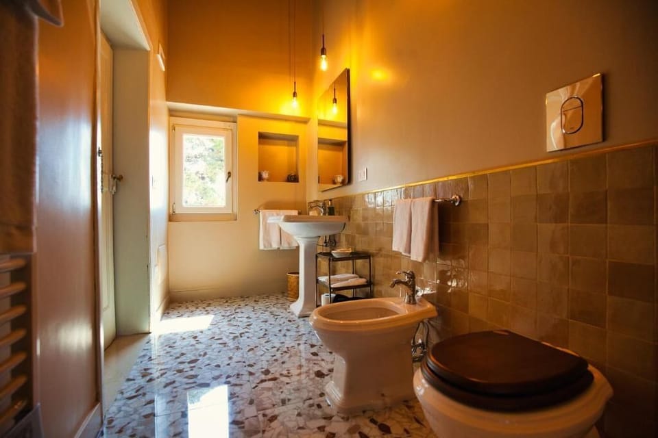 Deluxe Double Room, Courtyard View | Bathroom | Slippers, bidet