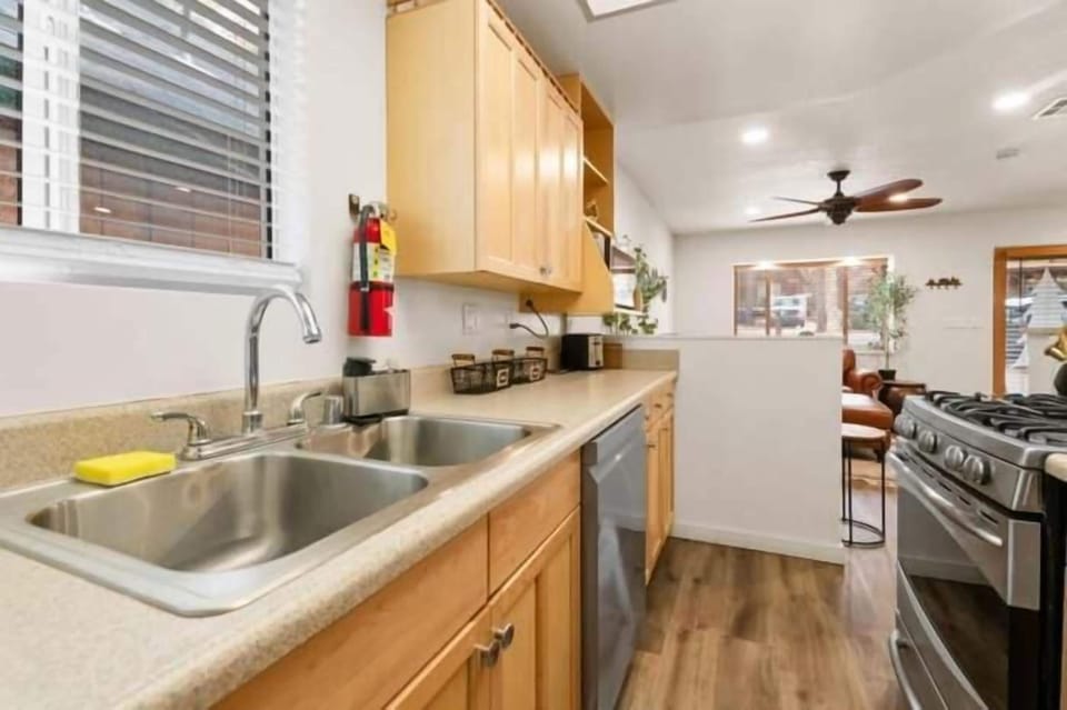 Basic House, Patio, Mountain View | Private kitchen | Toaster