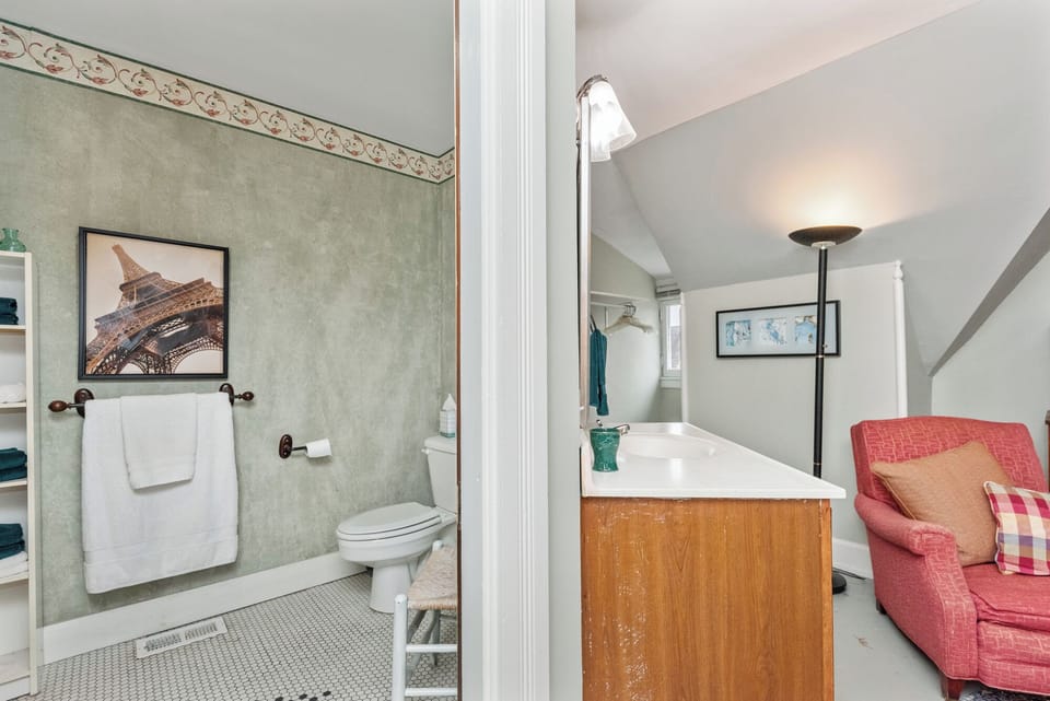 Deluxe Single Room | Bathroom | Hair dryer, towels, soap, shampoo