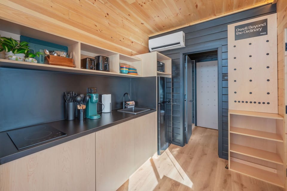 Private kitchen | Fridge, microwave, cookware/dishes/utensils
