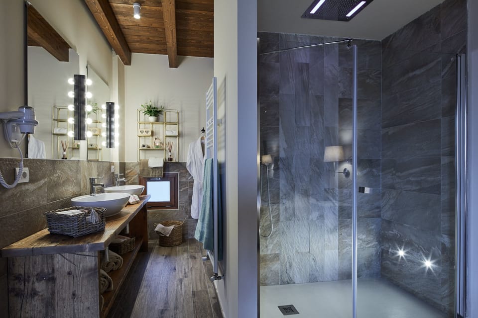 Comfort Elegance Suite | Bathroom | Combined shower/tub, jetted tub, hydromassage showerhead