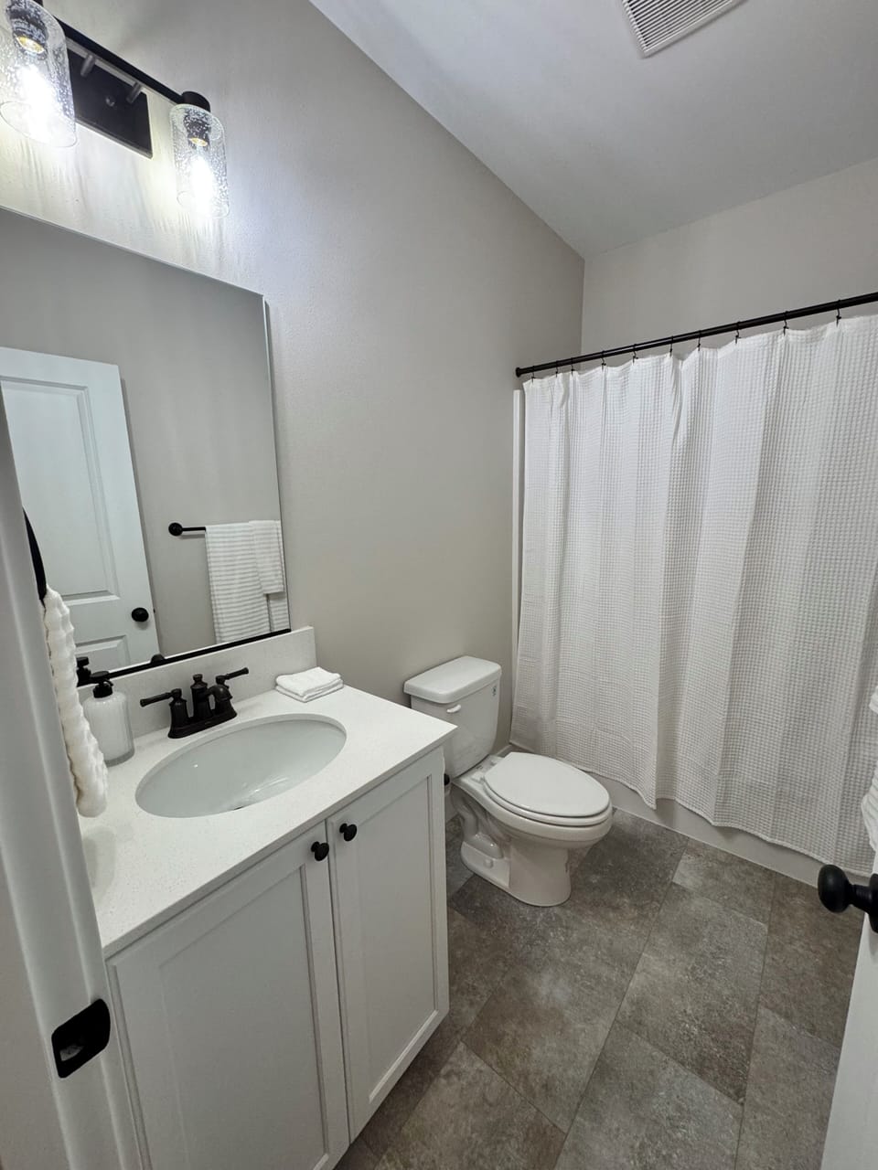 Combined shower/tub, rainfall showerhead, free toiletries, hair dryer