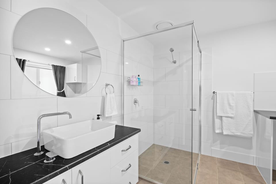 Comfort Double Room | Bathroom | Free toiletries, hair dryer, towels