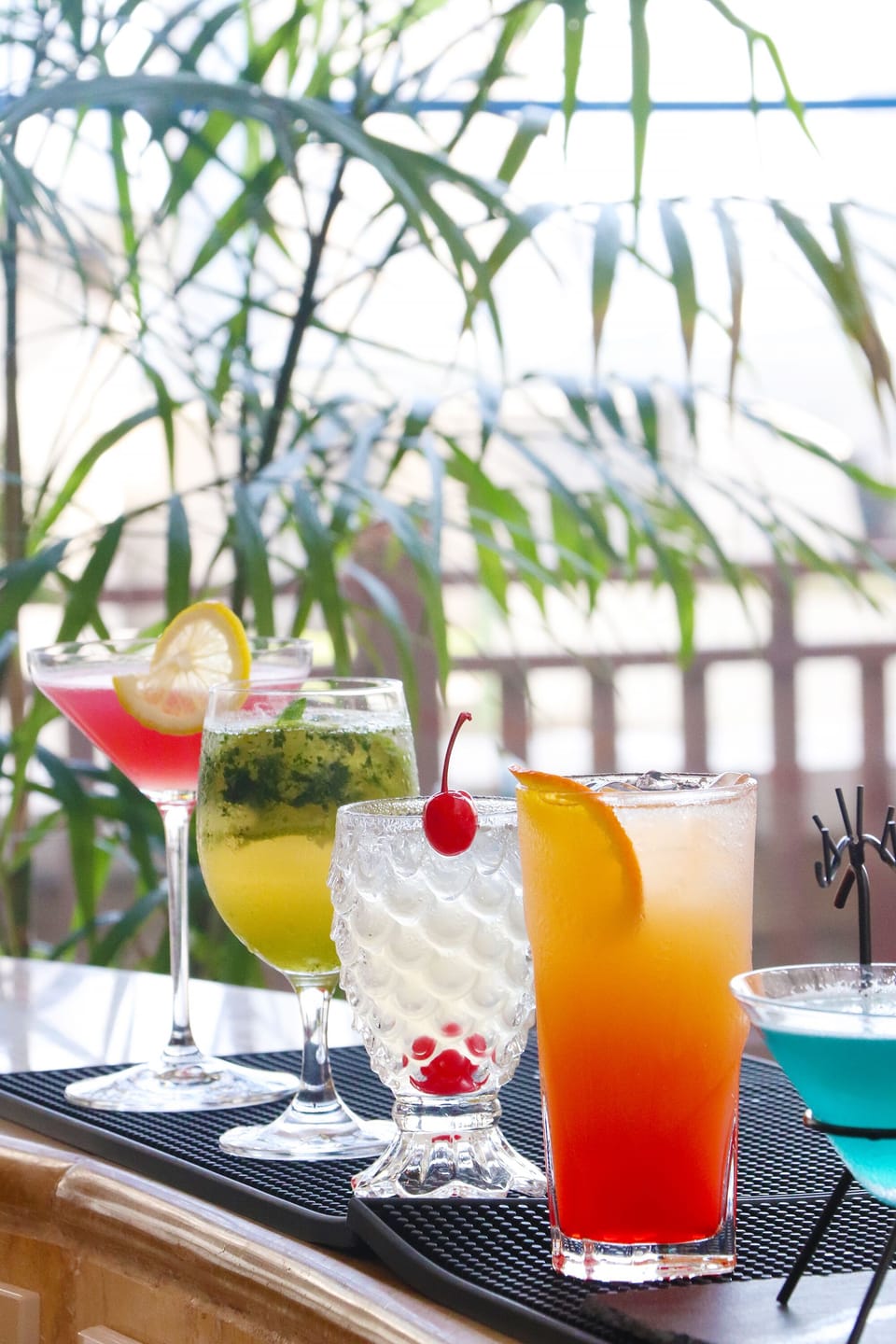 2 bars/lounges