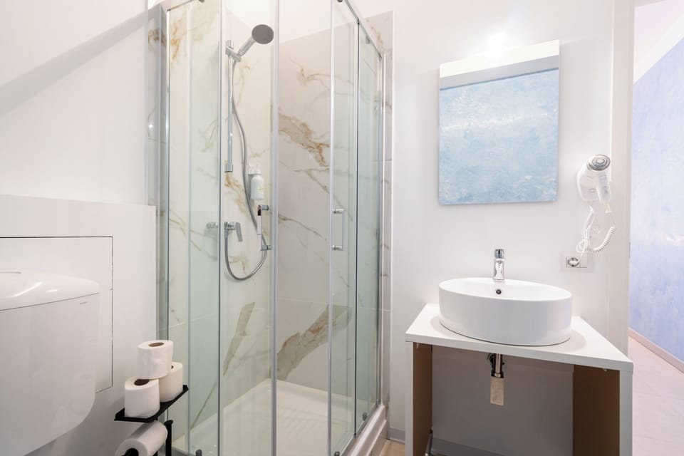 Standard Quadruple Room | Bathroom
