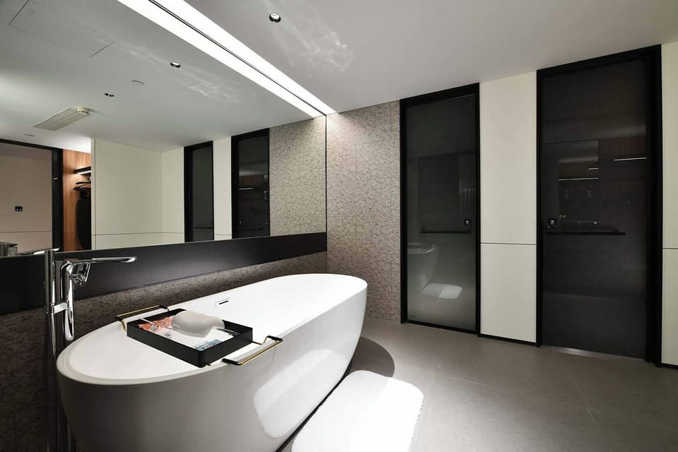 Luxury Suite, City View | Bathroom | Free toiletries, hair dryer, bathrobes, slippers