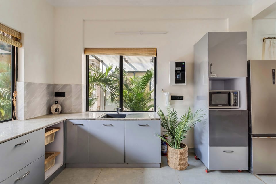 Fridge, cookware/dishes/utensils, freezer