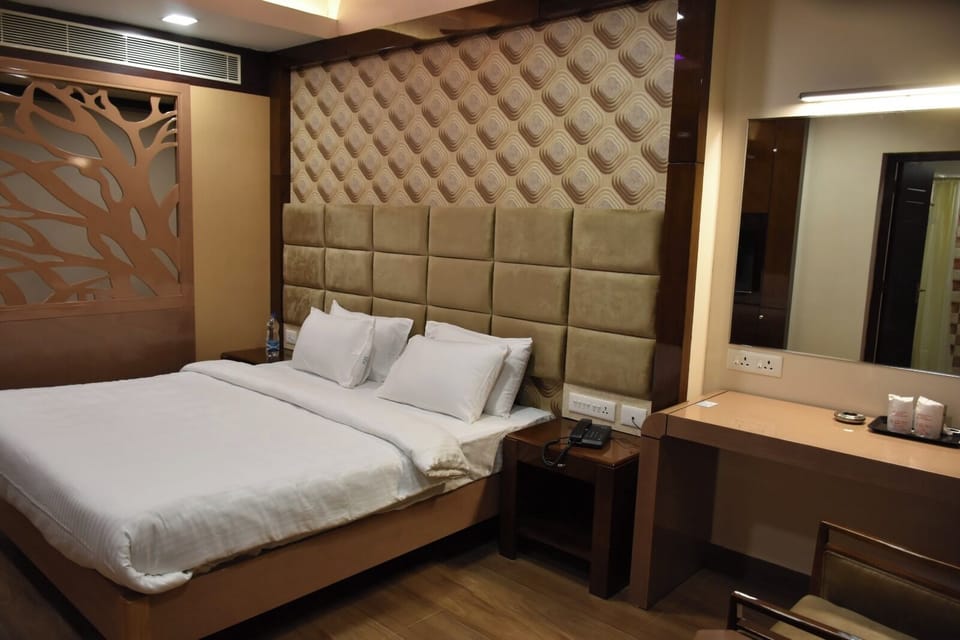 Hypo-allergenic bedding, desk, free WiFi, bed sheets
