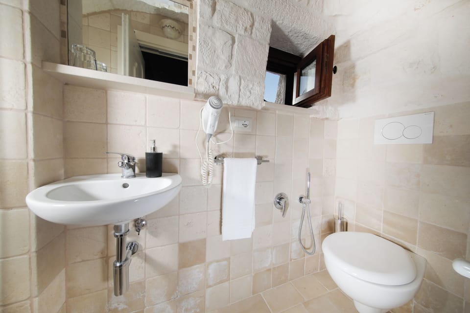 Classic House, Patio, Courtyard View (Trullo Vite) | Bathroom