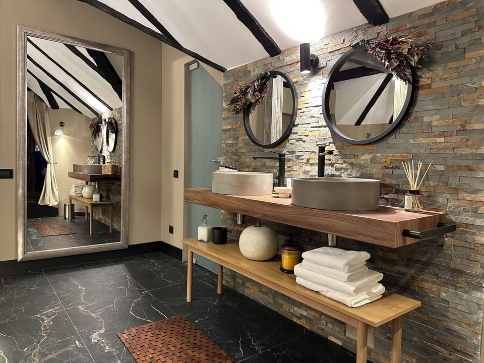 Executive Double Room | Bathroom | Separate tub and shower, deep soaking tub, free toiletries, hair dryer