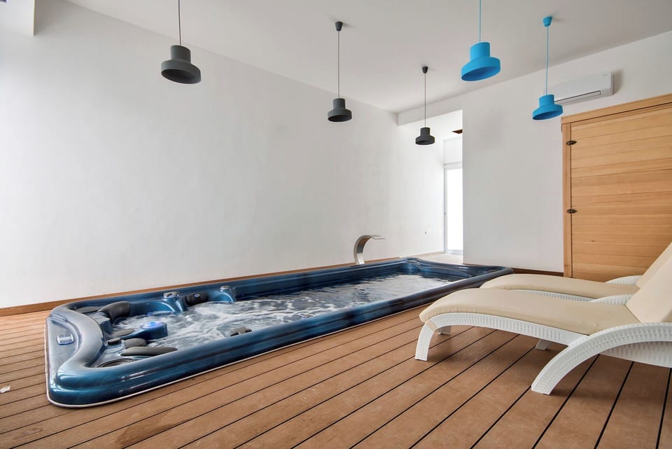 Indoor spa tub