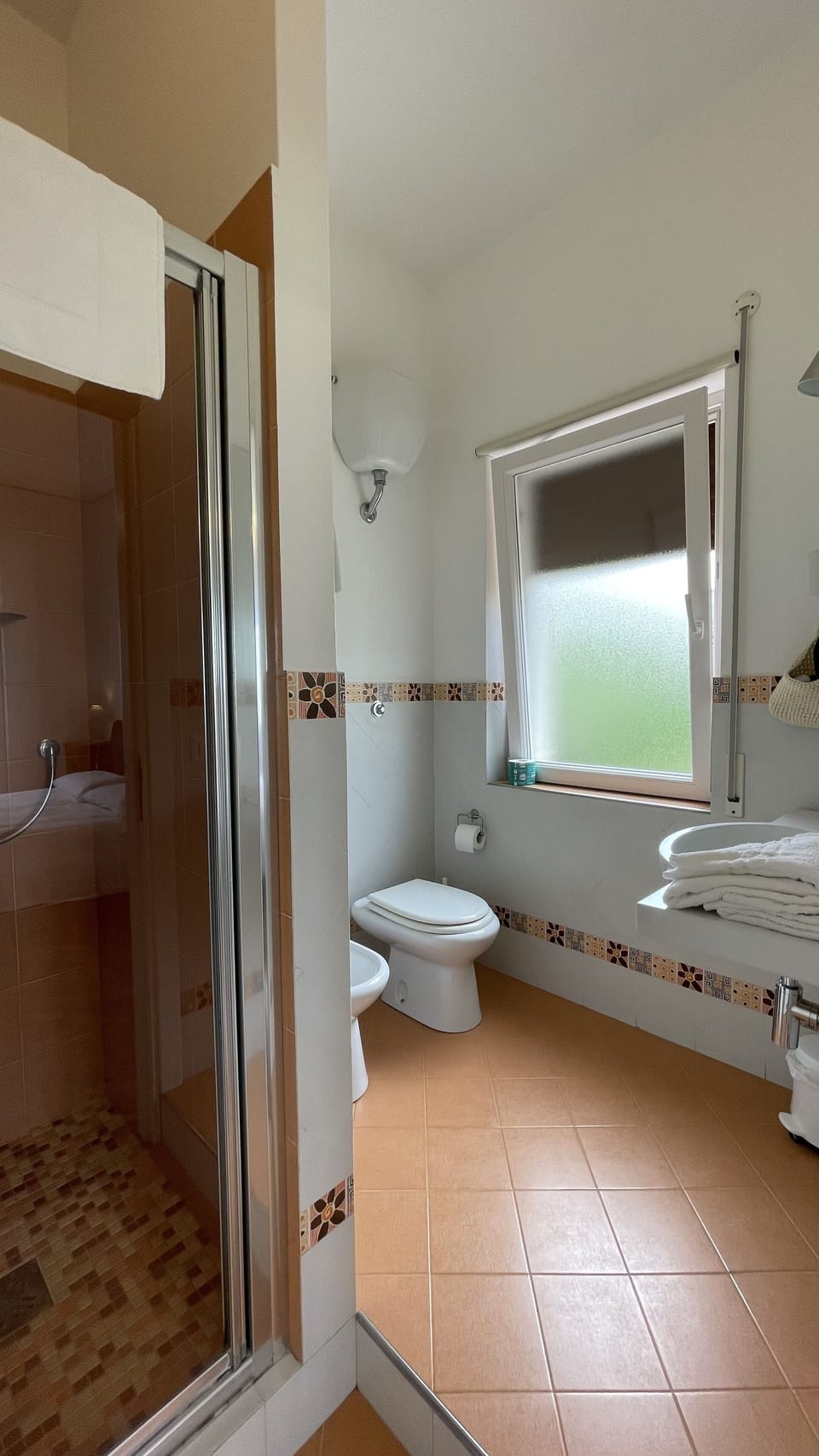 Superior Double Room, Balcony | Bathroom | Shower, free toiletries, hair dryer, towels