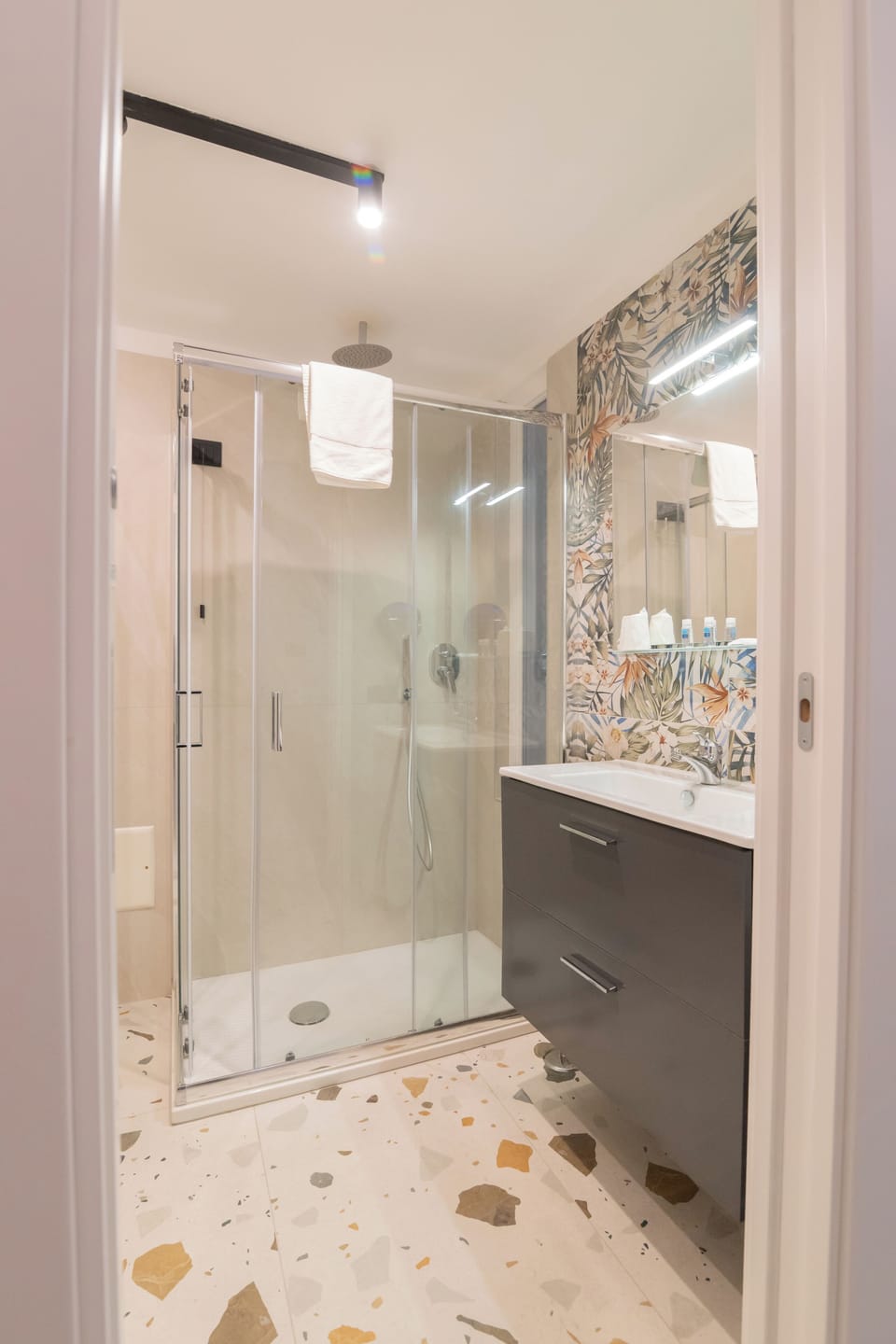 Deluxe Double Room, Balcony, City View | Bathroom | Shower, hair dryer, bidet, towels