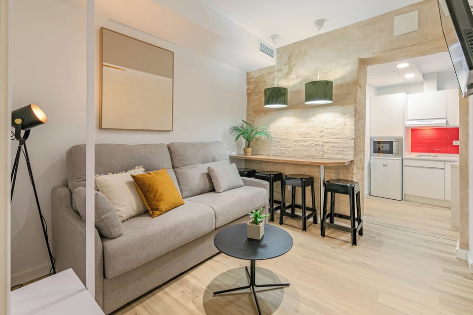 Deluxe Apartment, Courtyard View | Living area