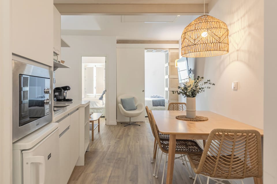 Deluxe Apartment, City View | Dining