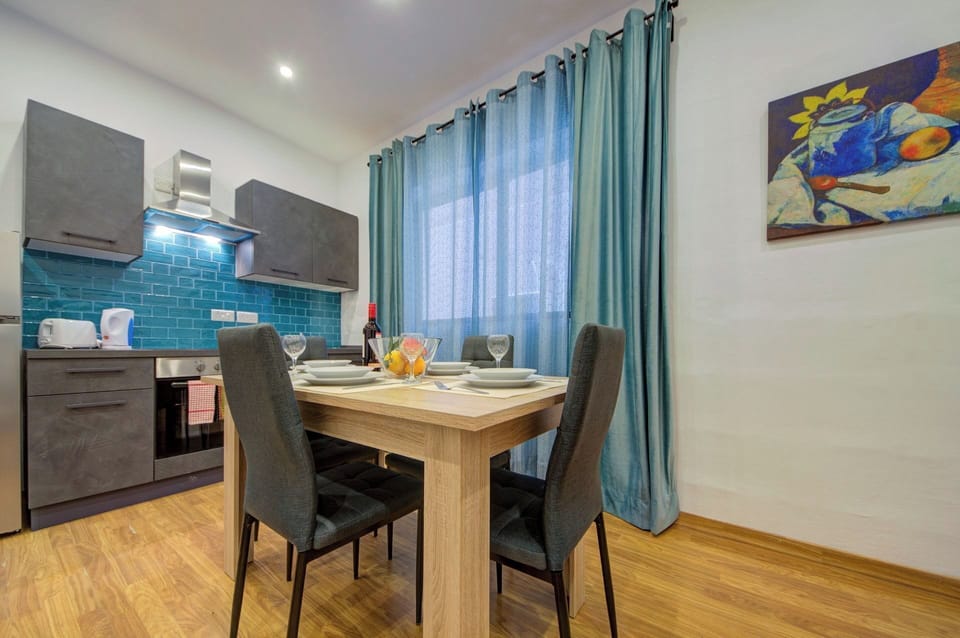 Apartment (1 Bedroom) | In-room dining