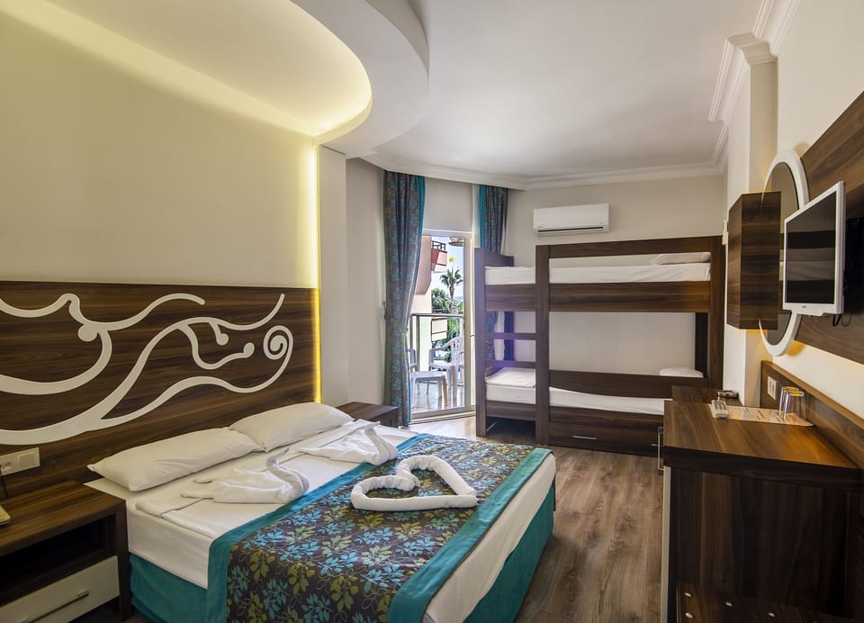 Standard Triple Room | Minibar, in-room safe, individually decorated, individually furnished