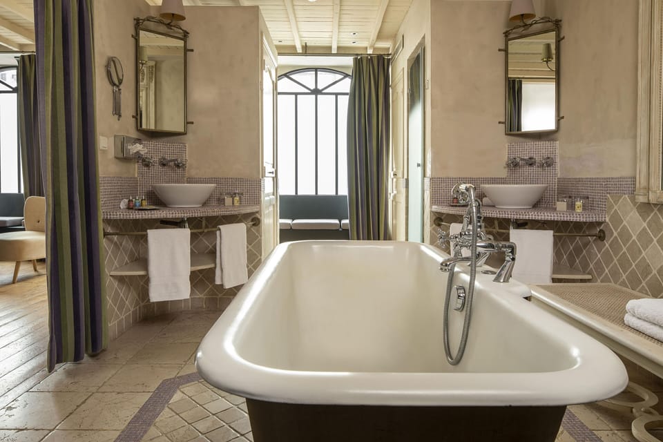 Junior Suite | Bathroom | Combined shower/tub, free toiletries, hair dryer, bathrobes