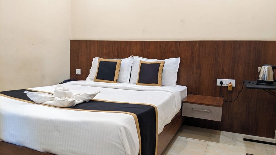 Desk, laptop workspace, iron/ironing board, free WiFi
