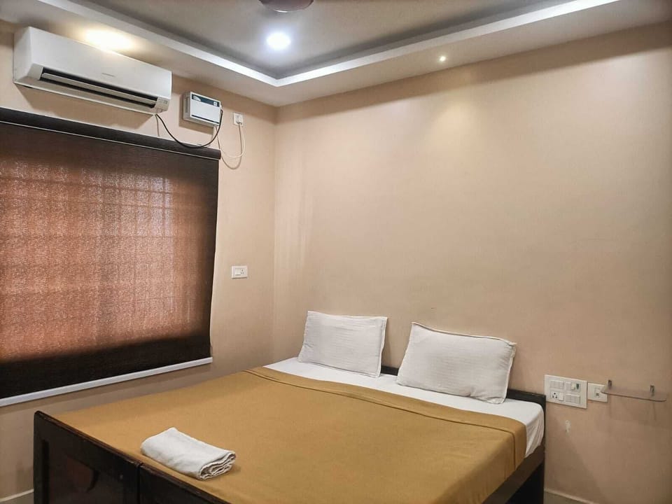 Deluxe Double Room | Desk, laptop workspace, iron/ironing board, free WiFi