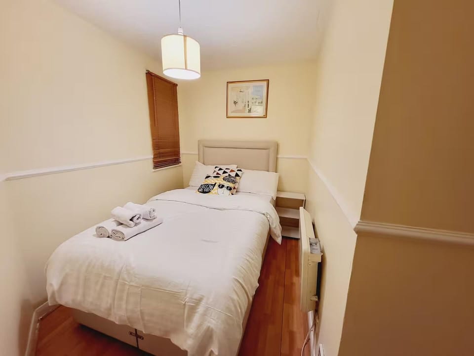 Apartment, Sleeps 5 - Free Parking, Private Garden Apartment in London