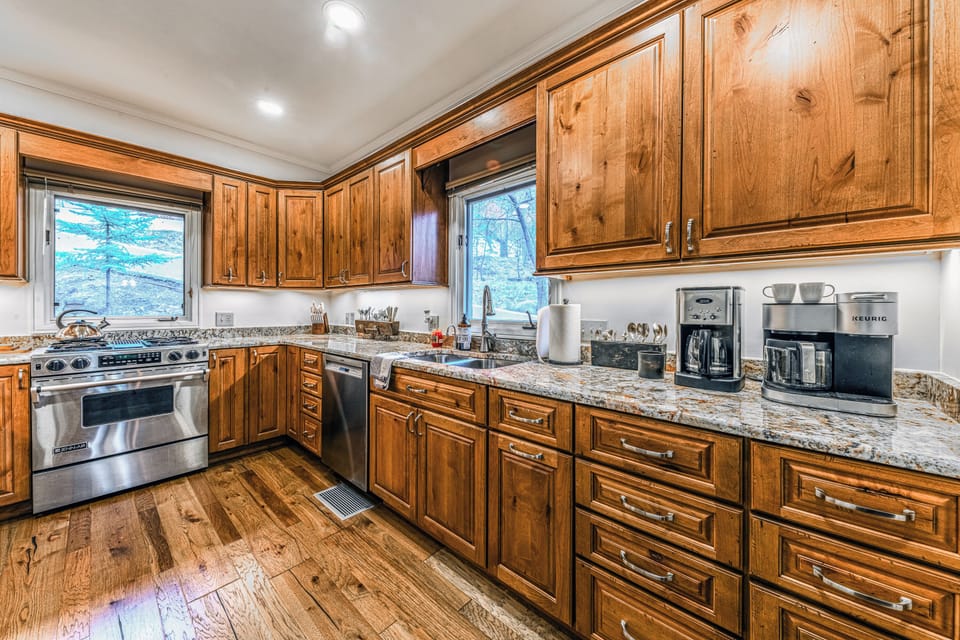 Chalet, Multiple Beds, Patio, River View (Unit 207) | Private kitchen