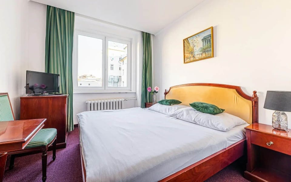 Classic Double Room, 1 King Bed, Pets Allowed, Courtyard View | In-room safe, desk, blackout drapes, free WiFi