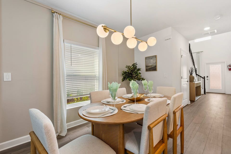 Comfort Townhome, 5 Bedrooms | Dining room