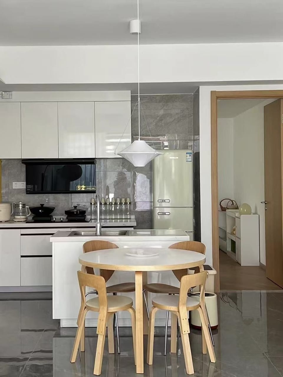 Classic Townhome, Garden View | Private kitchen | Fridge, microwave, stovetop, cookware/dishes/utensils