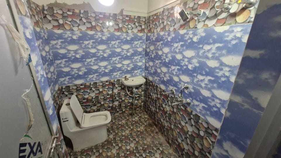 Triple Room | Bathroom | Shower, soap, shampoo