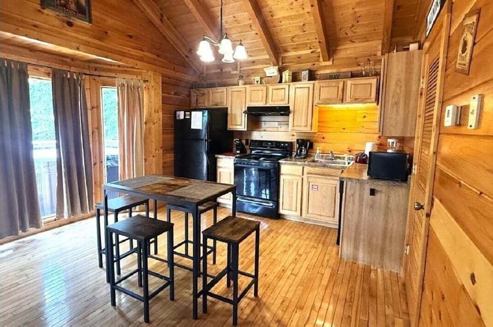 Cabin, 1 Bedroom | Private kitchen | Coffee/tea maker, fridge, oven, stovetop