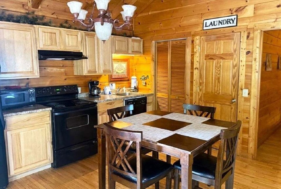 Cabin, 2 Bedrooms | Private kitchen | Coffee/tea maker, fridge, oven, toaster