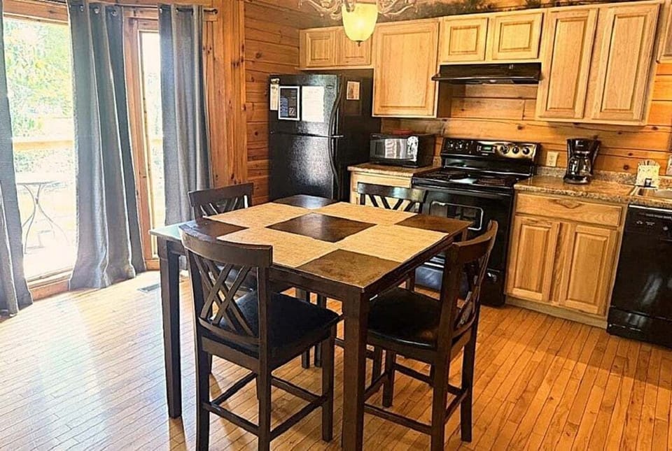 Cabin, 2 Bedrooms | Private kitchen | Coffee/tea maker, fridge, oven, toaster