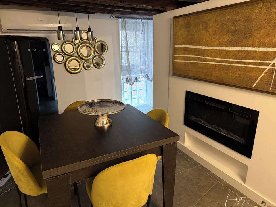 Deluxe Apartment, Pool View | Dining