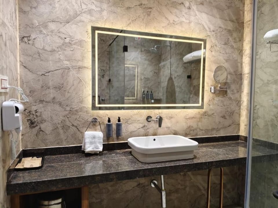Superior Twin Room | Bathroom | Slippers