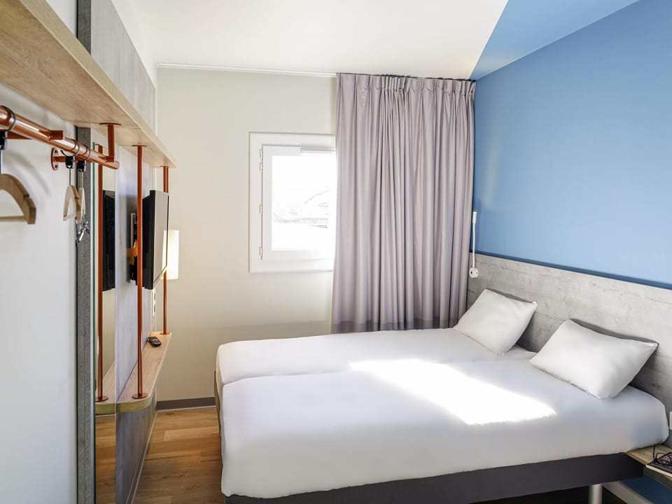 Standard Room, 2 Twin Beds | Desk, soundproofing, free WiFi, bed sheets