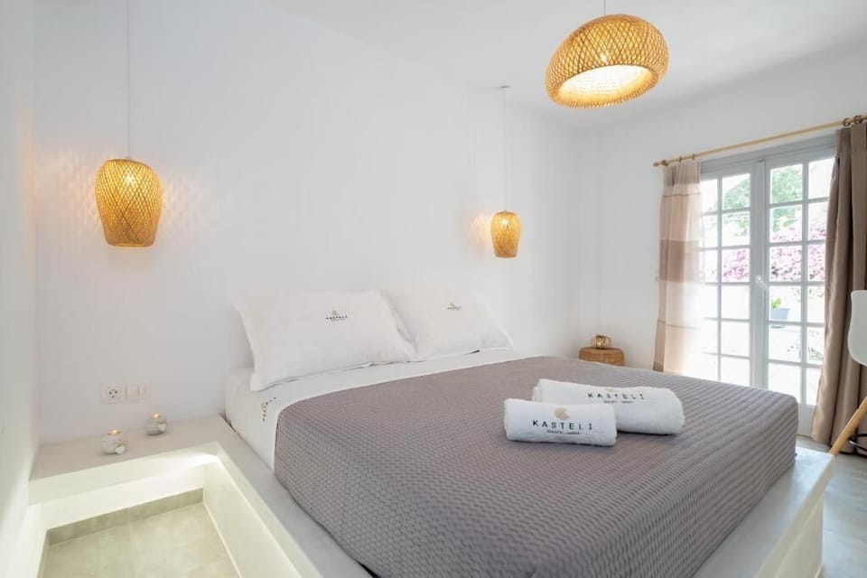 In-room safe, soundproofing, free WiFi, bed sheets