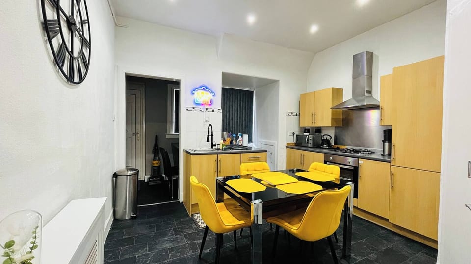 Apartment, 3 Bedrooms, Fireplace, Garden View | Private kitchen