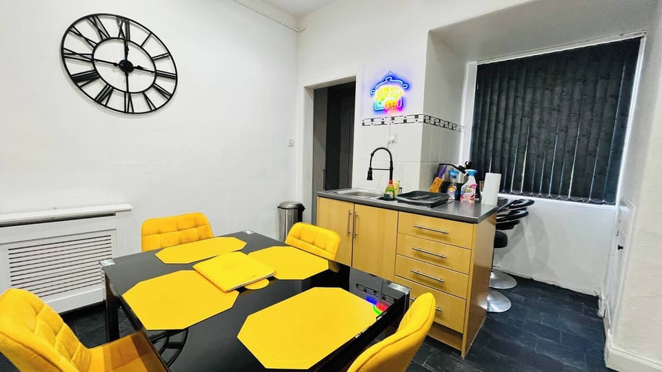 Apartment, 3 Bedrooms, Fireplace, Garden View | Dining