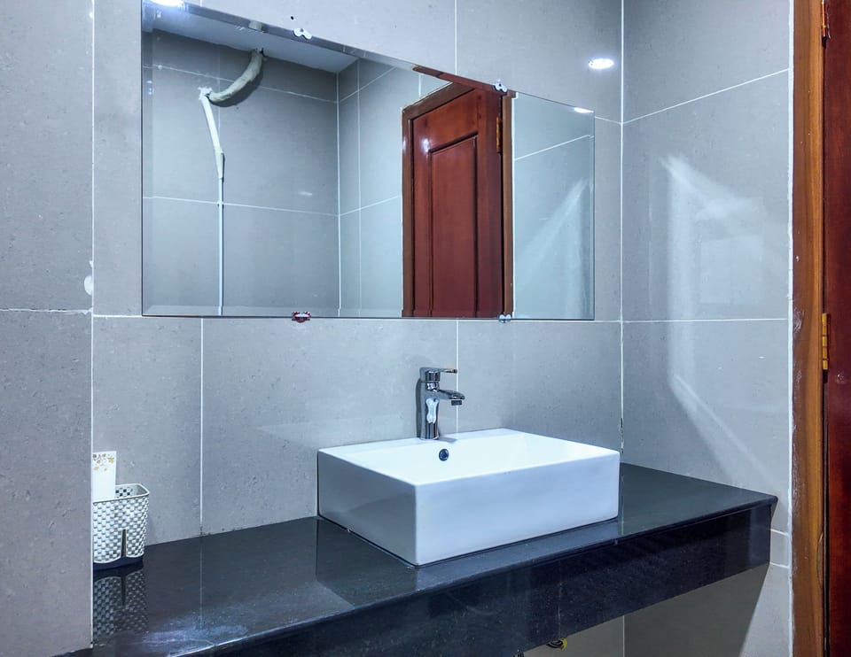 Deluxe Twin Room | Bathroom | Shower, hair dryer, towels, soap