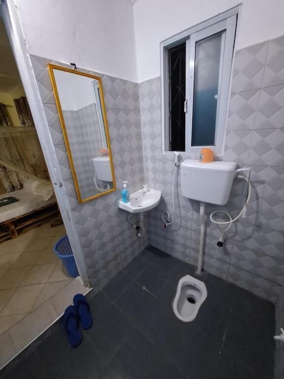 Deluxe Studio Suite | Bathroom | Shower, free toiletries, slippers, towels