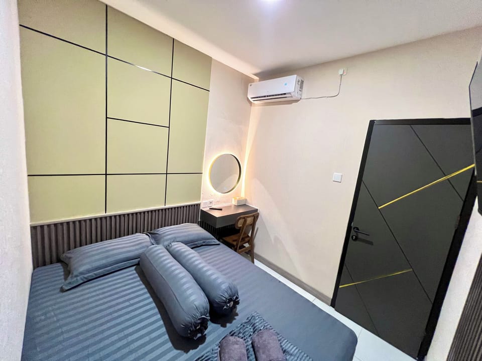 Standard Studio | Desk, WiFi