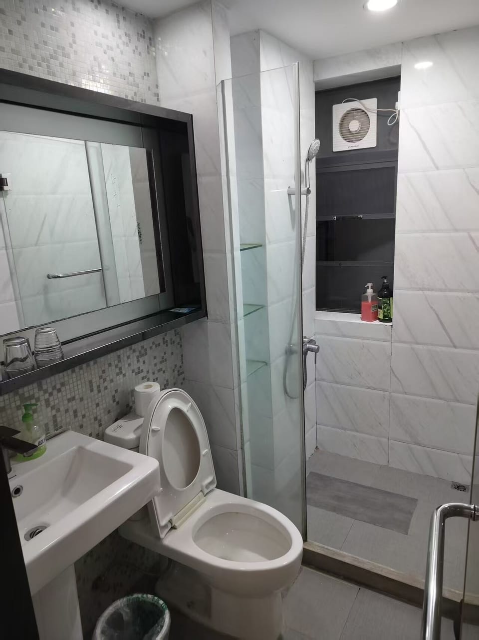 Comfort Apartment, City View | Bathroom | Shower, free toiletries, hair dryer, slippers