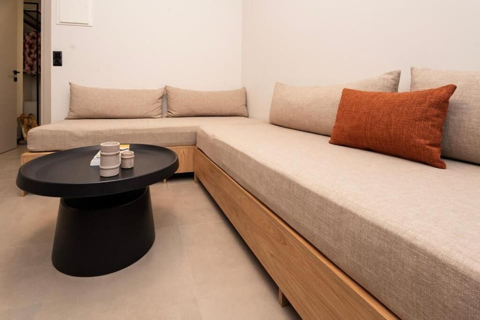 Deluxe Suite, Balcony | Interior